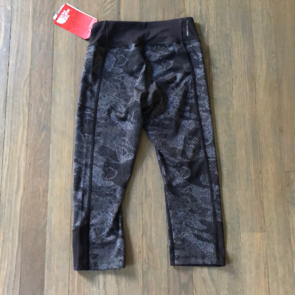 The North Face NWT capri leggings🧘‍♀️🧗‍♀️❤️🔥🍂 - Picture 11 of 12